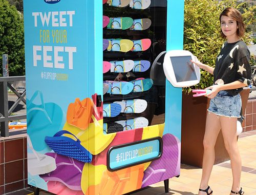 Торговые автоматы Old Navy продают обувь за социальную валюту