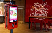 KFC оснащает новые рестораны двусторонними терминалами TouchPlat
