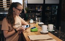 Чаевые картой или смартфоном от Tips+ с бесконтактными терминалами Vendotek