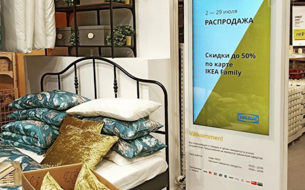 Видеостойки ИКЕА приглашают покупателей на распродажу